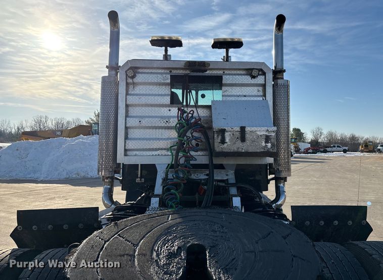 image for item FG0057 2005 Peterbilt 378 semi truck