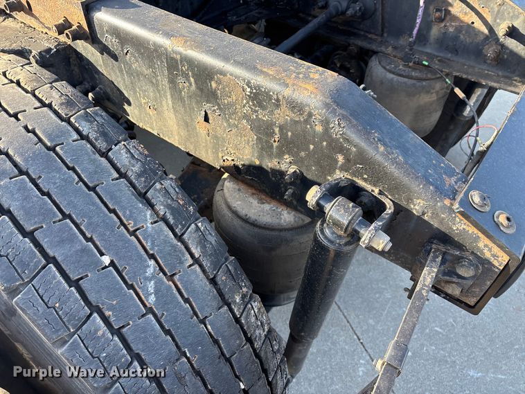 image for item FG0057 2005 Peterbilt 378 semi truck