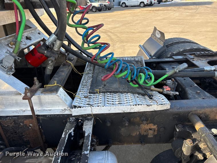 image for item FG0057 2005 Peterbilt 378 semi truck