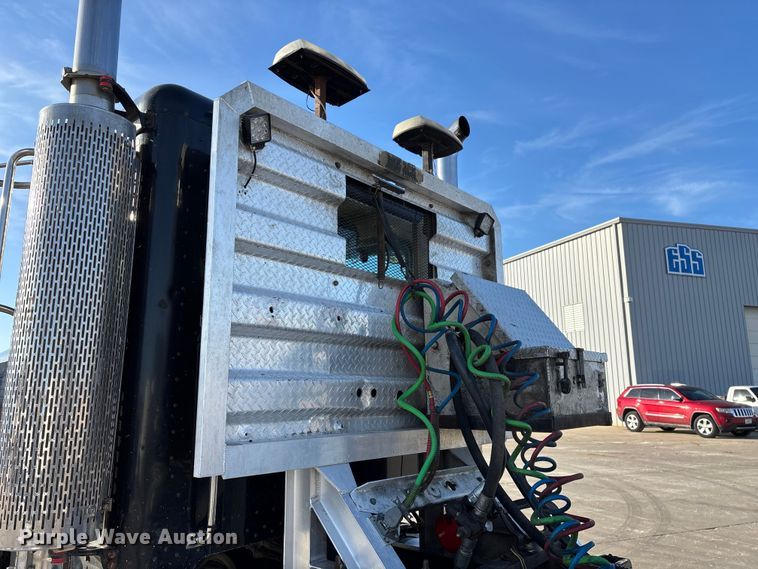 image for item FG0057 2005 Peterbilt 378 semi truck