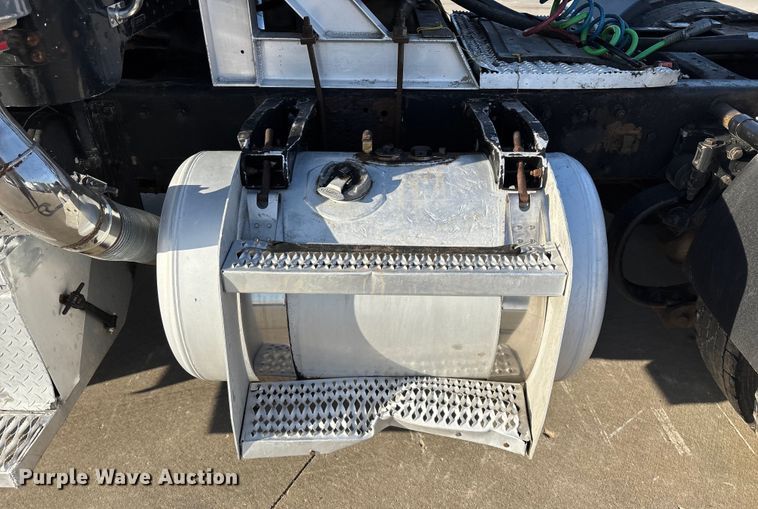 image for item FG0057 2005 Peterbilt 378 semi truck