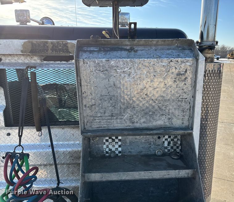 image for item FG0057 2005 Peterbilt 378 semi truck