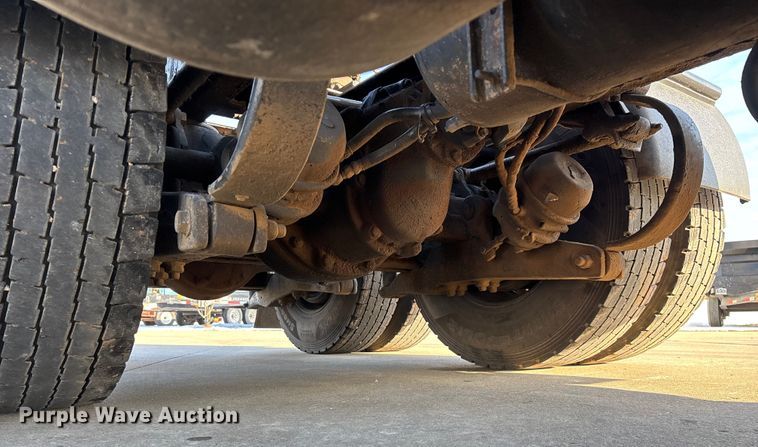 image for item FG0057 2005 Peterbilt 378 semi truck