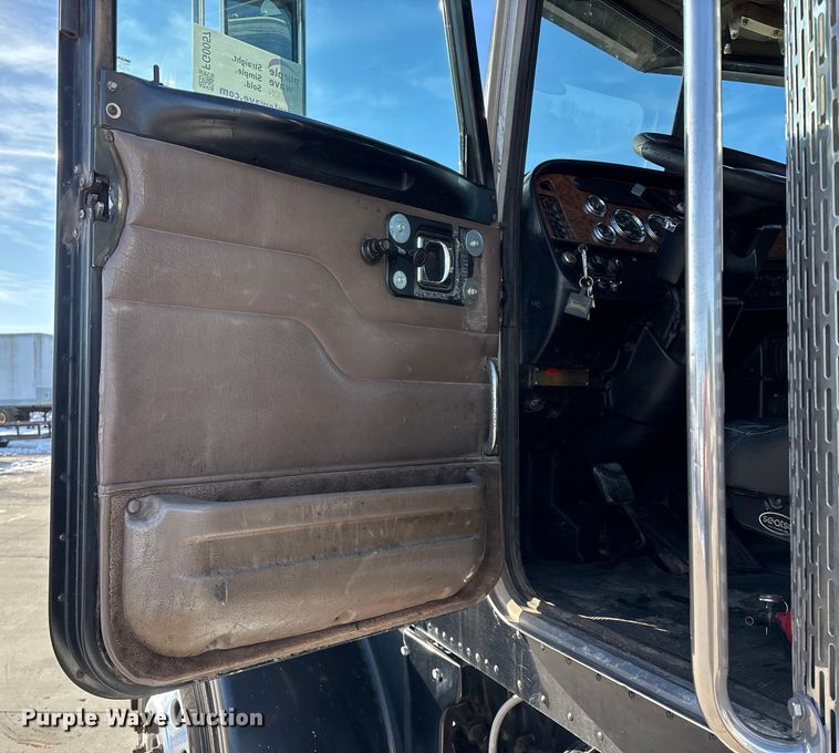 image for item FG0057 2005 Peterbilt 378 semi truck