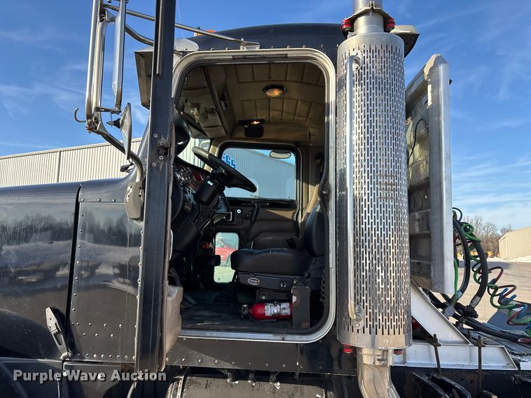 image for item FG0057 2005 Peterbilt 378 semi truck