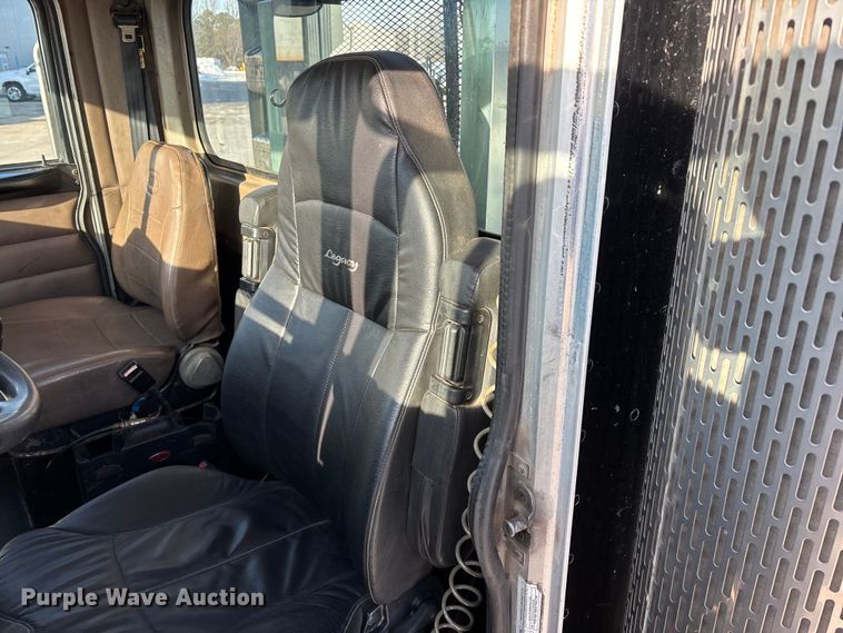 image for item FG0057 2005 Peterbilt 378 semi truck