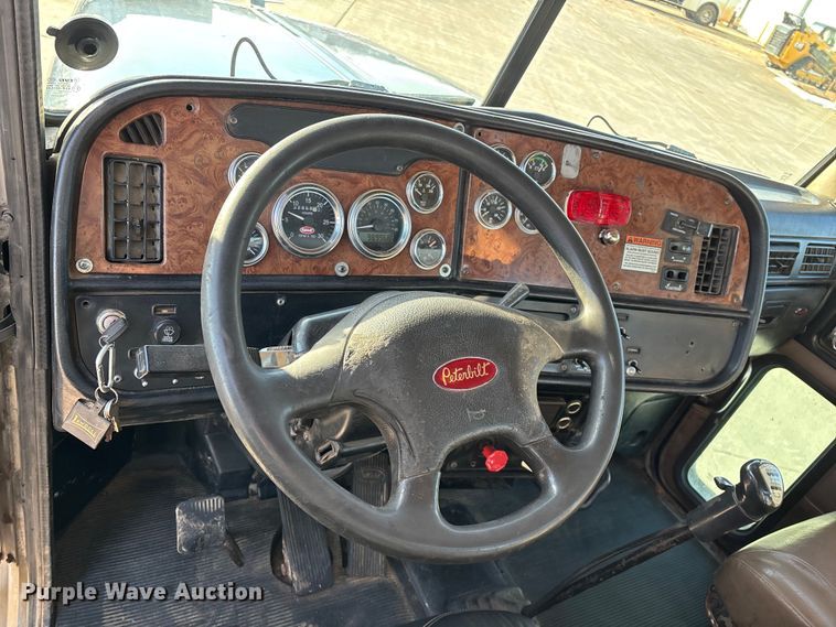 image for item FG0057 2005 Peterbilt 378 semi truck