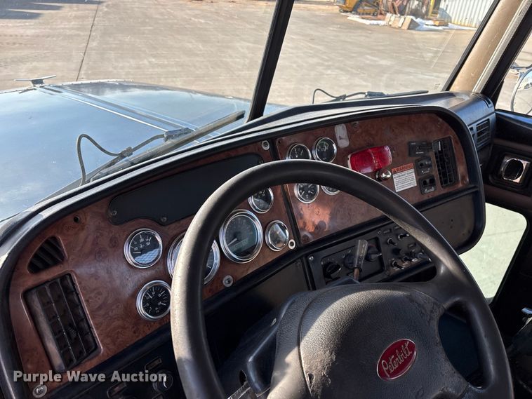 image for item FG0057 2005 Peterbilt 378 semi truck
