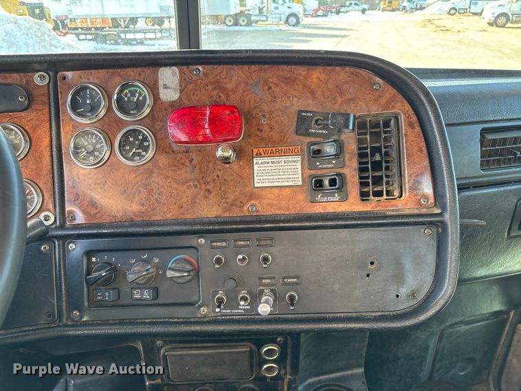 image for item FG0057 2005 Peterbilt 378 semi truck