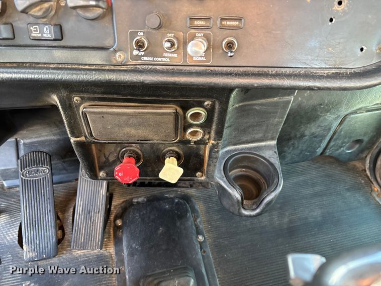 image for item FG0057 2005 Peterbilt 378 semi truck