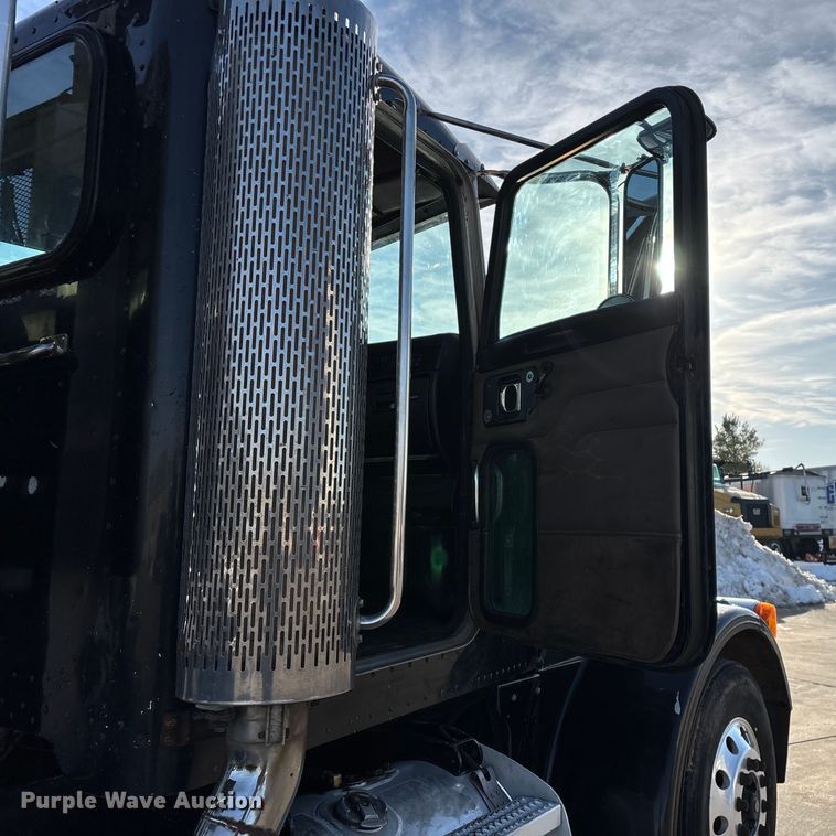 image for item FG0057 2005 Peterbilt 378 semi truck