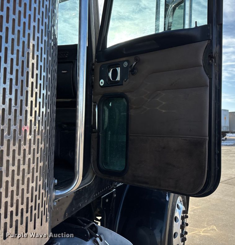 image for item FG0057 2005 Peterbilt 378 semi truck
