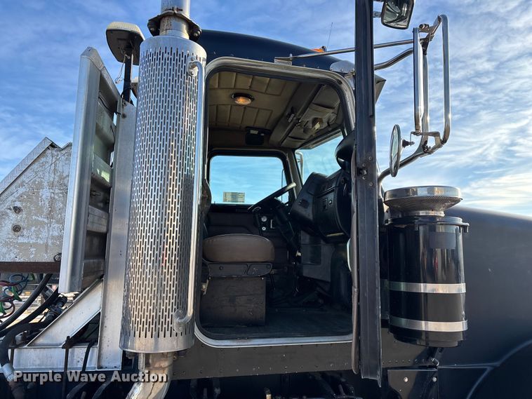 image for item FG0057 2005 Peterbilt 378 semi truck