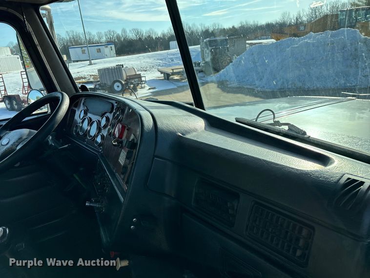 image for item FG0057 2005 Peterbilt 378 semi truck