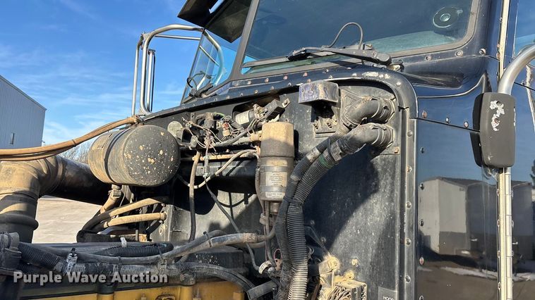 image for item FG0057 2005 Peterbilt 378 semi truck