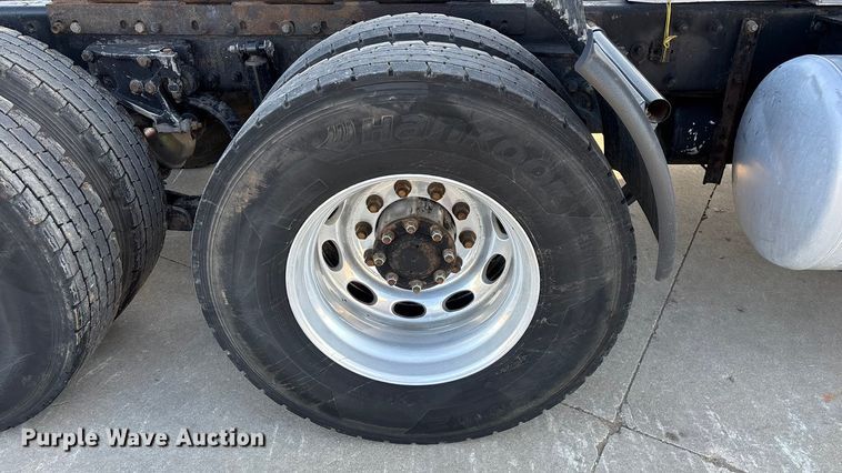 image for item FG0057 2005 Peterbilt 378 semi truck