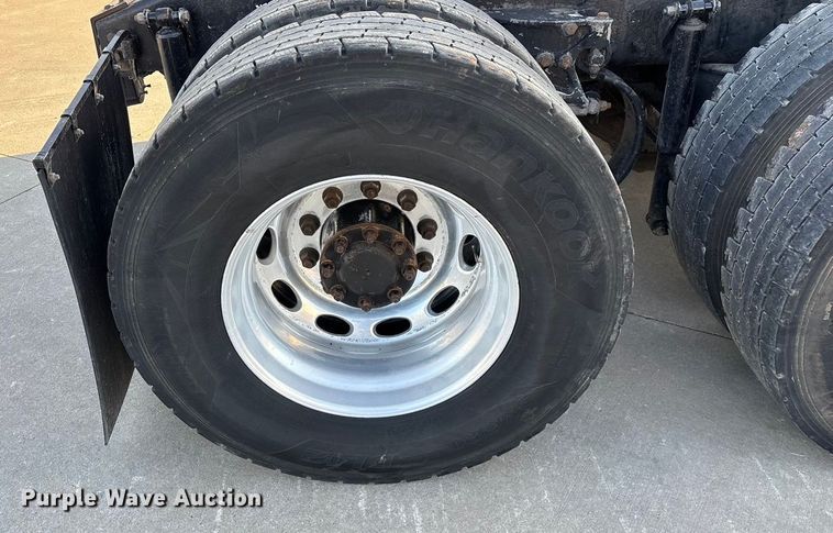 image for item FG0057 2005 Peterbilt 378 semi truck