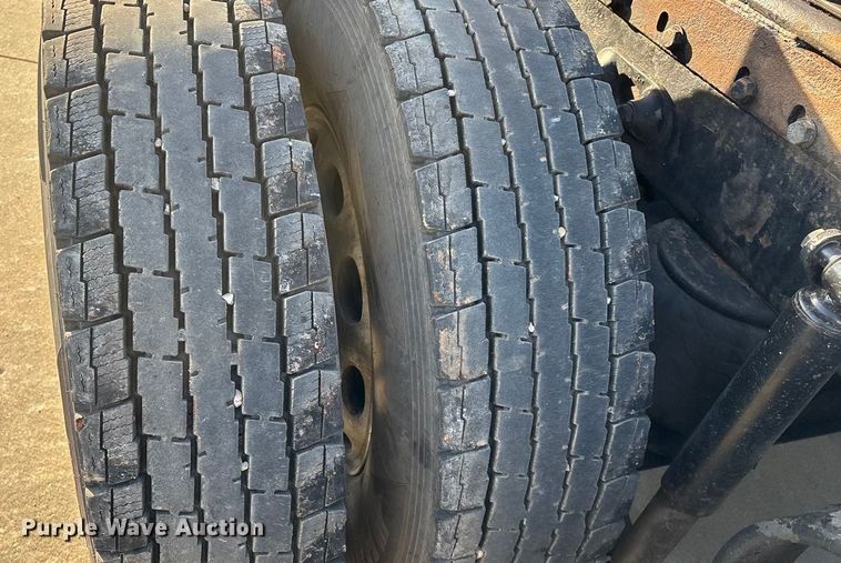 image for item FG0057 2005 Peterbilt 378 semi truck