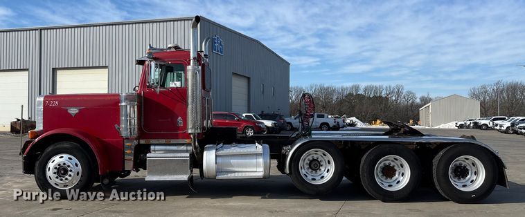 image for item FG0059 1997 Peterbilt 379 semi truck