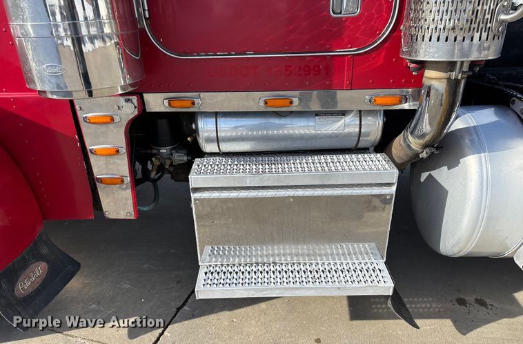image for item FG0059 1997 Peterbilt 379 semi truck