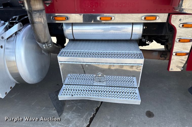 image for item FG0059 1997 Peterbilt 379 semi truck