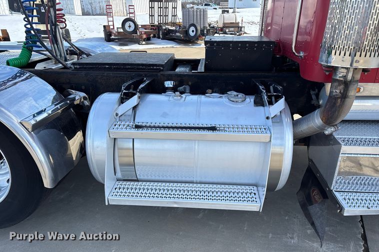 image for item FG0059 1997 Peterbilt 379 semi truck