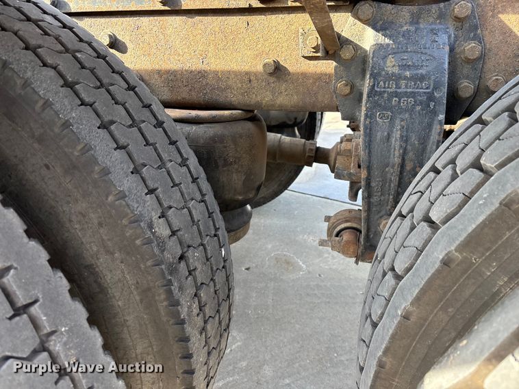 image for item FG0059 1997 Peterbilt 379 semi truck