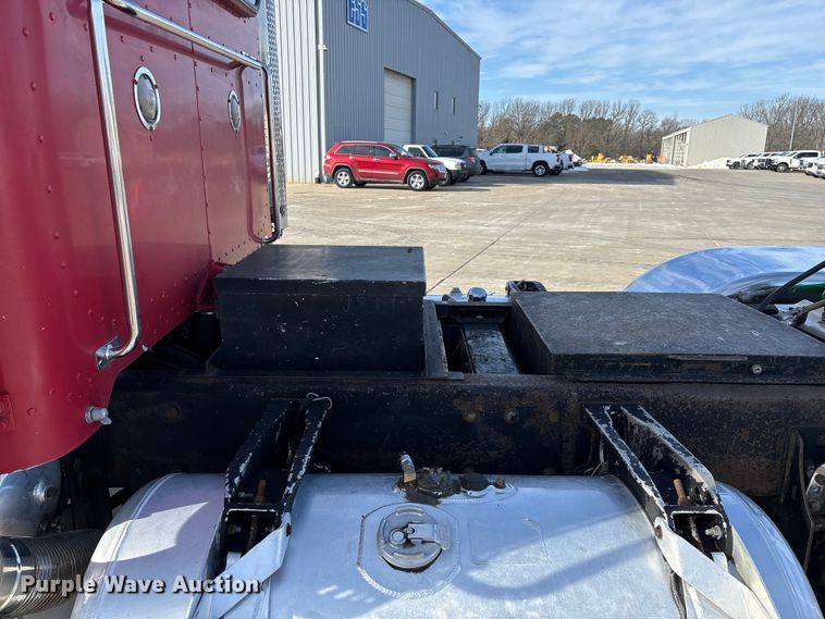 image for item FG0059 1997 Peterbilt 379 semi truck