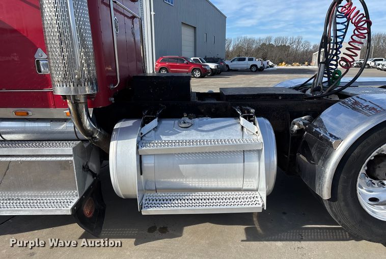 image for item FG0059 1997 Peterbilt 379 semi truck