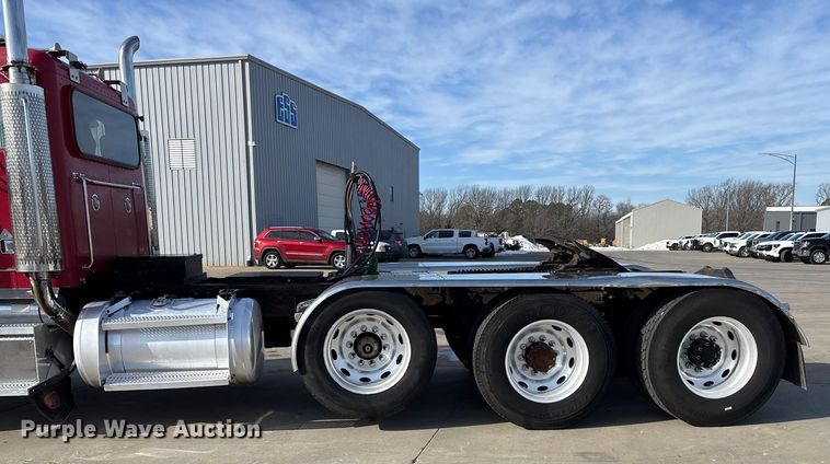 image for item FG0059 1997 Peterbilt 379 semi truck