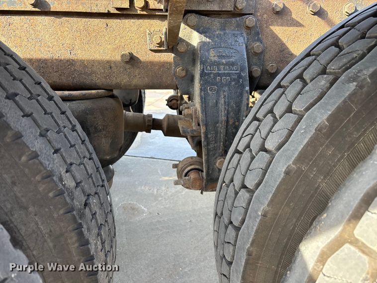 image for item FG0059 1997 Peterbilt 379 semi truck