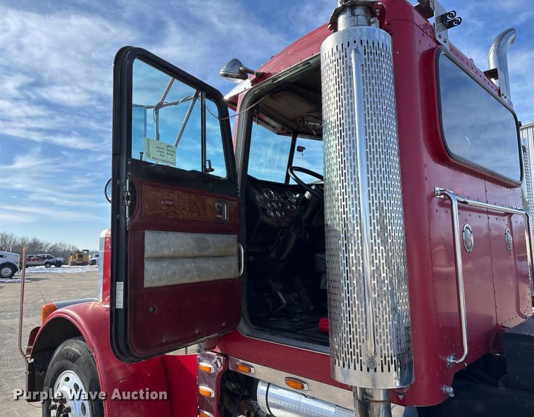 image for item FG0059 1997 Peterbilt 379 semi truck