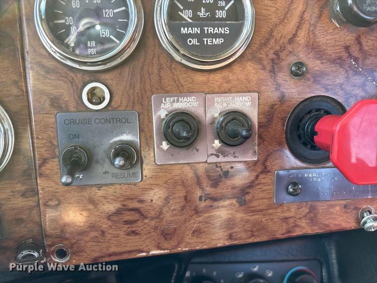 image for item FG0059 1997 Peterbilt 379 semi truck