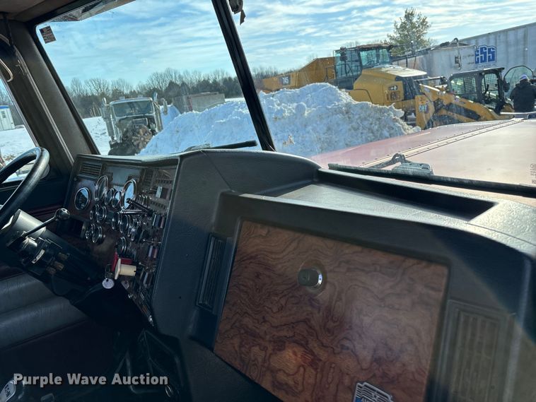 image for item FG0059 1997 Peterbilt 379 semi truck