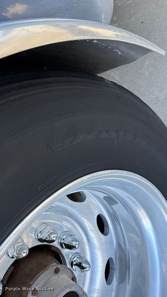 image for item FG0059 1997 Peterbilt 379 semi truck