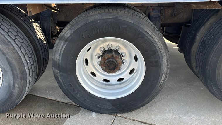 image for item FG0059 1997 Peterbilt 379 semi truck