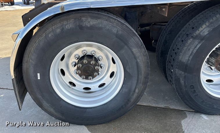 image for item FG0059 1997 Peterbilt 379 semi truck