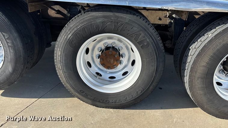 image for item FG0059 1997 Peterbilt 379 semi truck