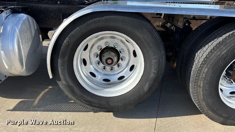 image for item FG0059 1997 Peterbilt 379 semi truck