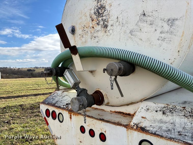 image for item FI1639 1999 Peterbilt 378 vacuum truck