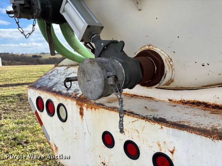 image for item FI1639 1999 Peterbilt 378 vacuum truck