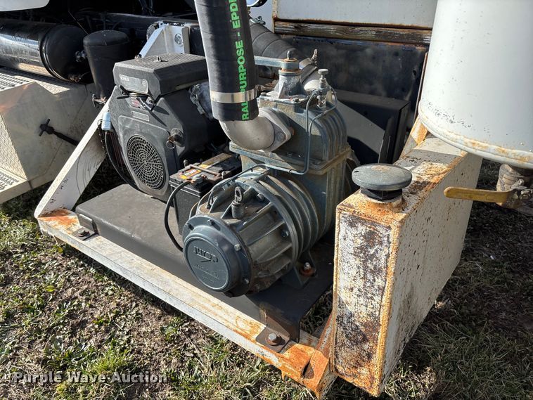 image for item FI1639 1999 Peterbilt 378 vacuum truck