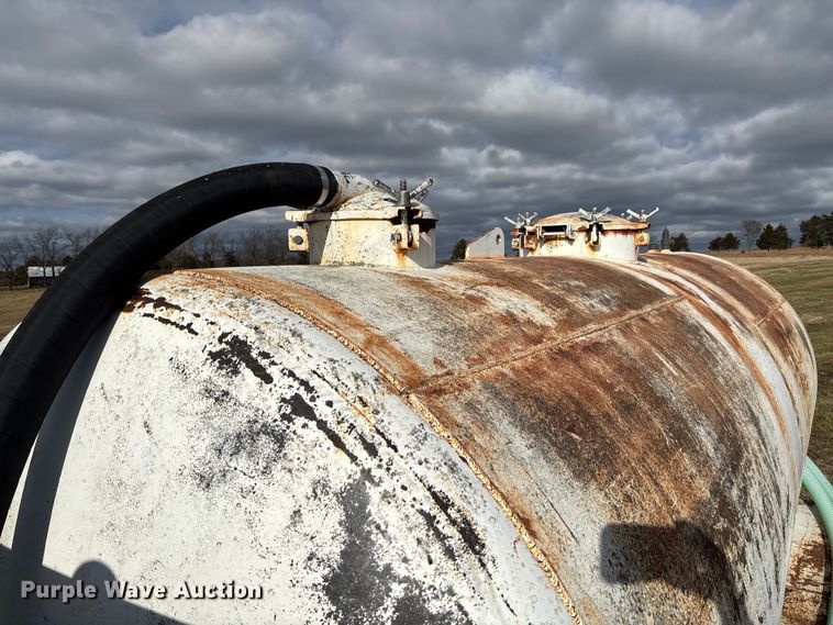 image for item FI1639 1999 Peterbilt 378 vacuum truck