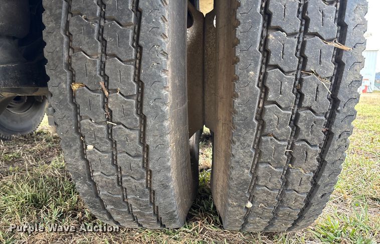 image for item FI1639 1999 Peterbilt 378 vacuum truck