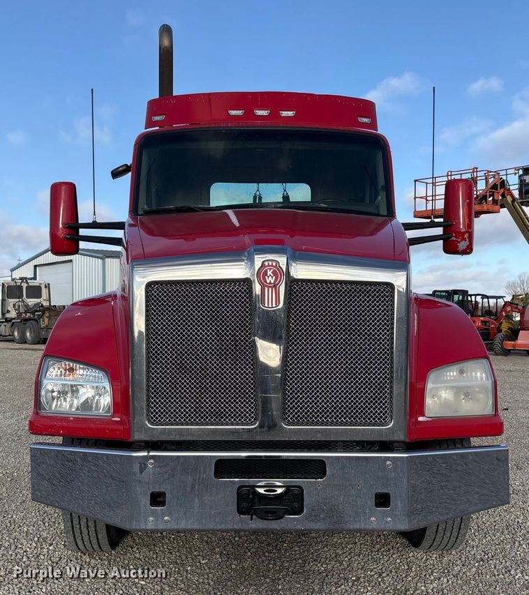image for item FK1121 2015 Kenworth T880 semi truck