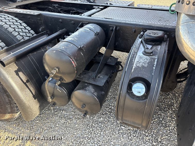 image for item FK1121 2015 Kenworth T880 semi truck