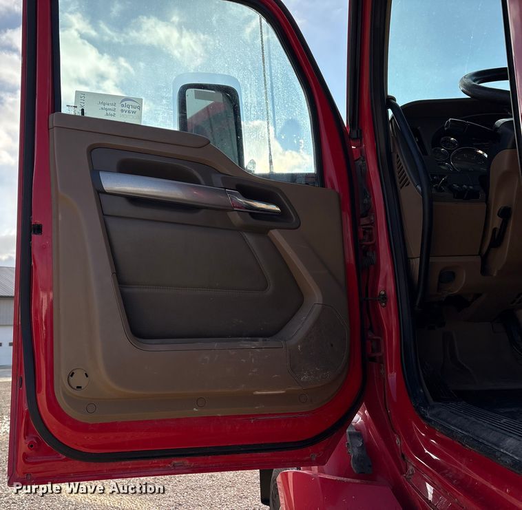 image for item FK1121 2015 Kenworth T880 semi truck