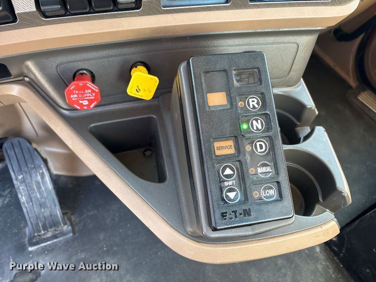 image for item FK1121 2015 Kenworth T880 semi truck