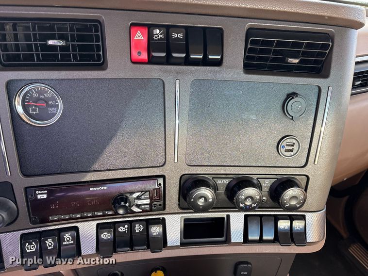 image for item FK1121 2015 Kenworth T880 semi truck