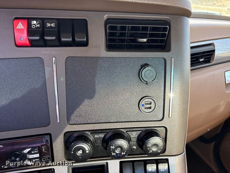 image for item FK1121 2015 Kenworth T880 semi truck
